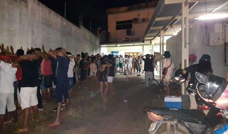 Festa clandestina mais de 100 pessoas é encerrada pela polícia em