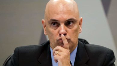 Photo of Alexandre de Moraes joga a constituição no lixo