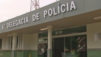 Photo of Mulher que testou positivo para Covid-19 cospe em policiais