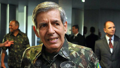 Photo of Apreensão de celular de Bolsonaro é “afronta à autoridade máximo do Poder Executivo”, diz general Heleno