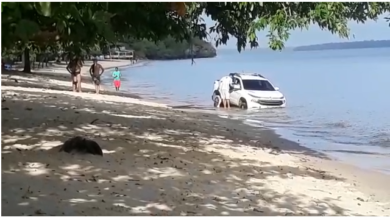 Photo of Em Outeiro, carro é quase levado pela maré após dono bêbado esquecê-lo na praia
