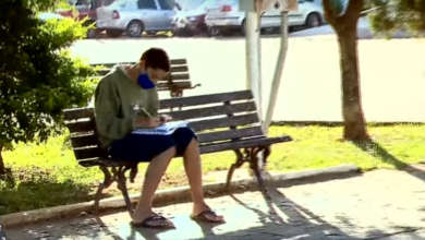 Photo of Menino de 13 anos usa wifi de açougue para poder estudar durante pandemia