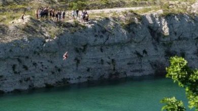 Photo of Banhistas celebram fim da quarentena pulando em lago com a mesma acidez da amônia