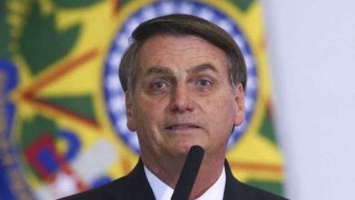 Photo of Bolsonaro sanciona lei que estabelece salário mínimo de R$ 1.045 neste ano