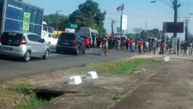 Photo of Com supermercados negando aceitar vale alimentação do governo do PA, pais de alunos fazem protesto