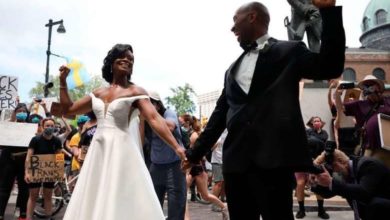Photo of Casal comemora casamento em protesto antirracista na Filadélfia