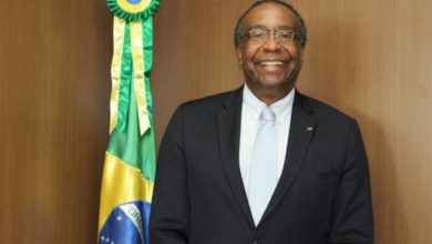 Photo of Governo adia posse do novo ministro da Educação, Carlos Decotelli
