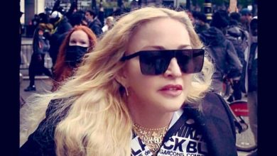 Photo of Em protesto, Madonna abraça manifestante e diz: ‘tenho anticorpos, não se preocupe’