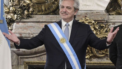 Photo of Economia argentina encolhe 26% no primeiro mês da quarentena