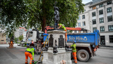 Photo of Estátua de manifestante negra que substituiu monumento de mercador de escravos é removida