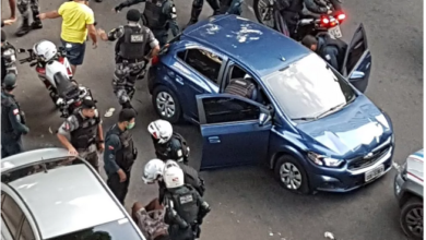 Photo of Assaltantes e policiais trocam tiros no bairro de Batista Campos em Belém
