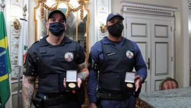 Photo of Guardas humilhados por desembargador em Santos recebem homenagem e família se emociona