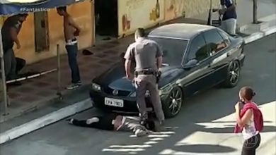 Photo of [VÍDEO] Em abordagem, policial de São Paulo pisa em pescoço de mulher rendida no chão