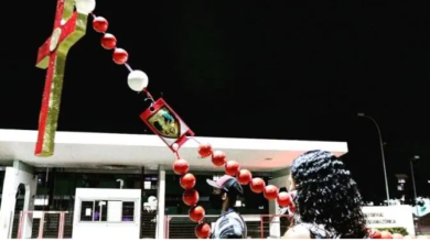 Photo of Fiéis rezam o terço em frente ao Hospital Regional da Transamazônica