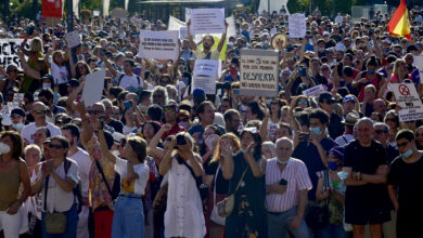 Photo of Multidão participa de manifestação contra máscaras em Madri