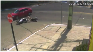 Photo of [Vídeo] Em Paragominas, carro atinge moto e mulher é arremessada para dentro de bueiro