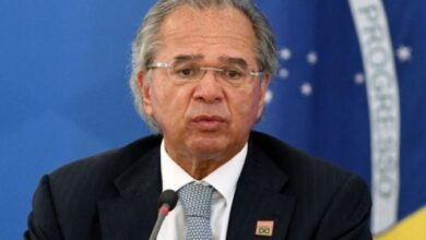 Photo of Guedes está abalado com saídas, mas fica no governo, dizem fontes à Bloomberg