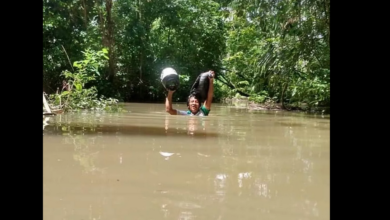 Photo of Professor percorre 30 Km e atravessa igarapé com água no pescoço para imprimir atividades de alunos indígenas em RR