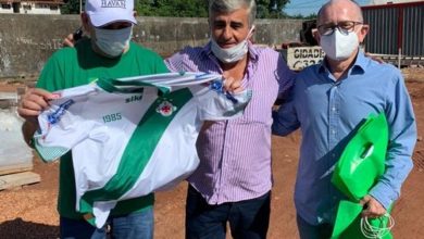 Photo of Luciano Hang, dono da Havan, exibe camisa da Tuna Luso