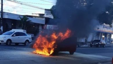 Photo of Carro pega fogo no centro de Belém