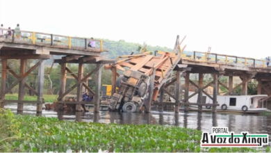 Photo of Ponte quebra e caminhão carregado de toras de madeira cai no rio Tucuruí, na zona rural de Vitória do Xingu