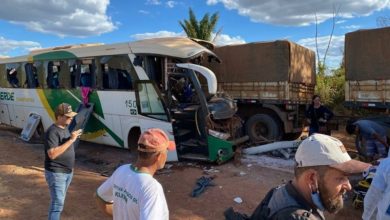 Photo of Colisão frontal entre ônibus e carreta deixa três pessoas mortas