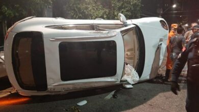 Photo of Carro de luxo capota e bate mais dois veículos na rua Antônio Barreto