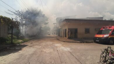 Photo of Bombeiros tentam apagar incêndio no bairro da Condor