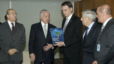 Photo of Bolsonaro convida Temer para comandar missão de ajuda ao Líbano