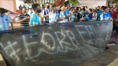 Photo of Torcedores do Paysandu protestam contra Felipe Albuquerque, executivo de futebol do clube