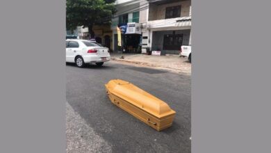Photo of Caixão escorrega de carro funerário e cai no meio da rua no bairro da Pedreira