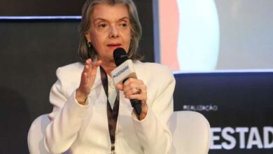 Photo of Cármen Lúcia é a nona autoridade presente na posse de Fux a contrair Covid-19