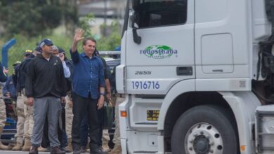 Photo of Bolsonaro passa mais de 1 hora acenando a motoristas à beira de estrada