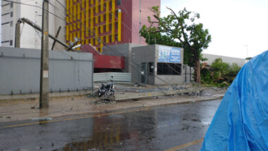 Photo of Forte chuva da tarde desta quarta,09, derruba árvore na frente do hospital Abelardo Santos