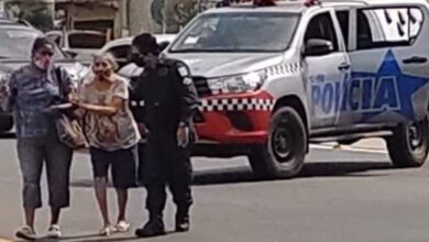 Photo of Policiais ajudam idosa atravessar a Almirante Barroso