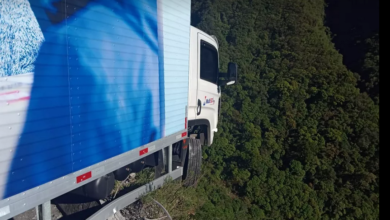 Photo of Caminhão bate em mureta e fica pendurado em penhasco na Serra do Rio do Rastro