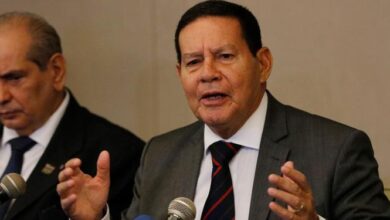 Photo of ‘Indígenas precisam de renda própria e não viver de esmola do Estado’, diz Mourão