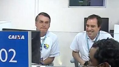 Photo of Bolsonaro vira atendente da Caixa em agência-barco na Ilha de Marajó
