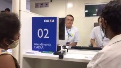 Photo of Bolsonaro acompanha atendimento ao público em agência-barco da Caixa em Breves, na ilha do Marajó