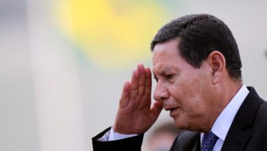 Photo of Mourão revela que Forças Armadas ficarão na Amazônia até abril de 2021