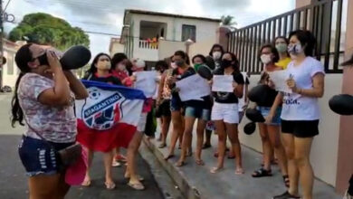 Photo of Mulheres fazem protesto contra goleiro Bruno que estava internado em hospital de Bragança