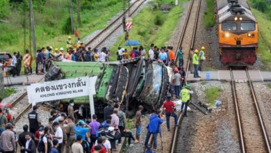Photo of Colisão entre ônibus e trem deixa ao menos 20 mortos na Tailândia