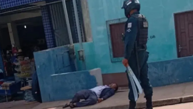 Photo of Durante surto, homem armado com facões é alvejado pela PM e morre em Alenquer, no Pará