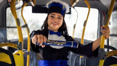 Photo of Jovem pedagoga faz ensaio de fotos da formatura em ônibus que usava para ir à faculdade