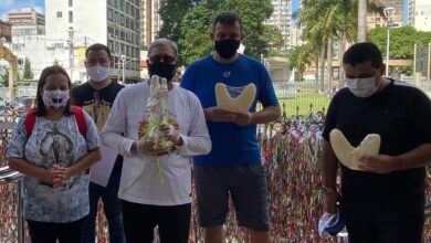 Photo of Recuperado da Covid-19, padre faz percurso do Círio carregando pulmões feitos de cera