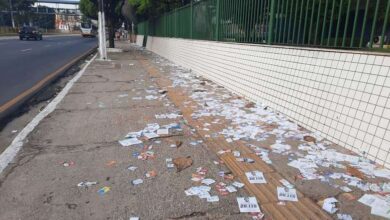 Photo of Ruas de Belém amanhecem cobertas por ‘santinhos’ de candidatos