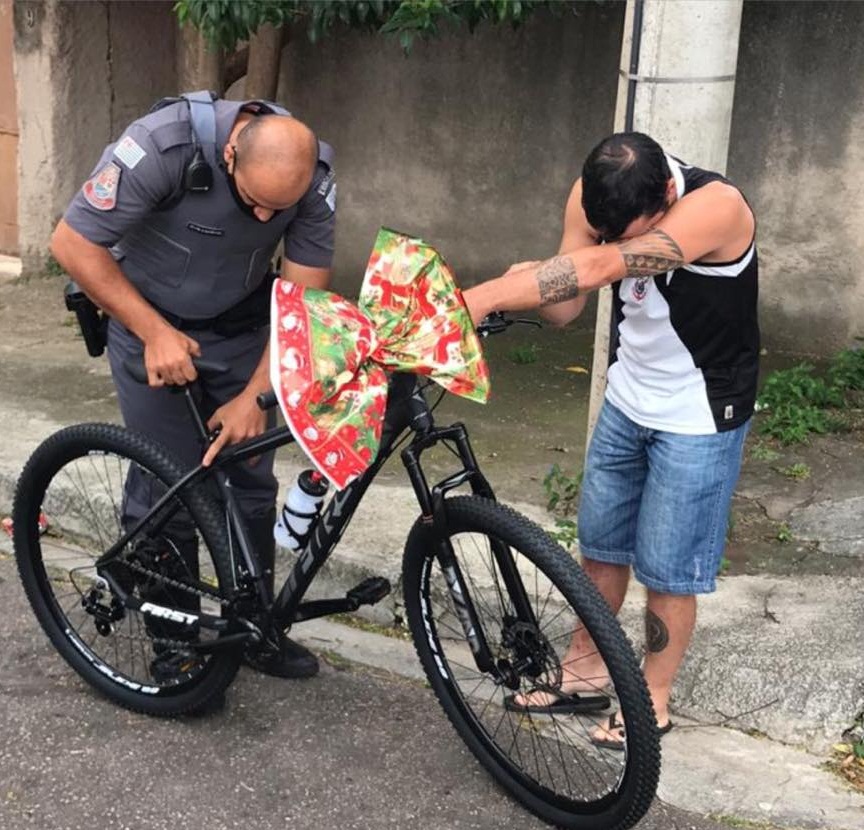 Policia Militar Faz Doação A Entregador Que Alugava Bicicleta Para