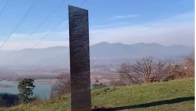 Photo of Após ‘monólito de Utah’, peça misteriosa de metal aparece na Romênia e viraliza