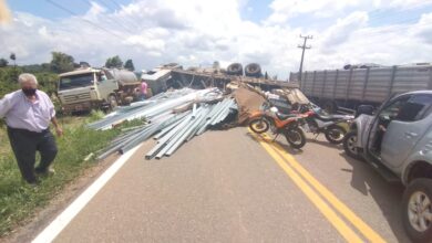 Photo of Rio Maria: Caminhão carregado de barras de ferro tomba na BR-155