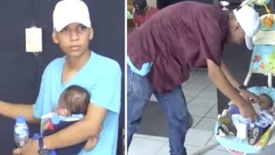 Photo of Abandonado pela namorada, ele cuida sozinho do filho e o leva todos os dias para o trabalho